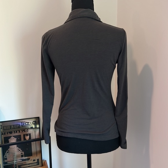 Grey collared v neck size M - Picture 2 of 2